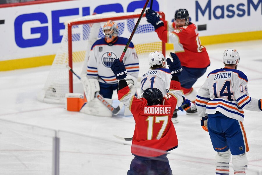 Draisaitls Oilers in den Stanley-Cup-Finals unter Druck - Evan Rodrigues (17), Center der Florida Panthers, jubelt nach seinem Treffer im dritten Drittel von Spiel 2 der Stanley-Cup-Finals in der NHL gegen die Edmonton Oilers.