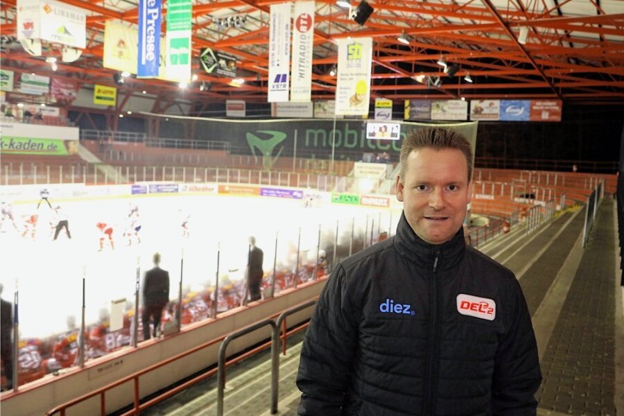Dramatische Verletzungen im Eishockey: Warum trotzdem weitergespielt werden muss - DEL2-Chef René Rudorisch hat zuletzt nach zwei medizinischen Notfällen entschieden, dass weitergespielt werden soll. 
