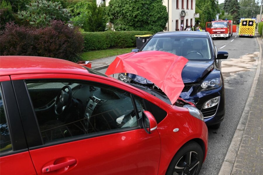 Dramatischer Unfall auf der B 7 in Königsfeld: Polizei nennt Details - Nach dem Unfall in Königsfeld waren die drei Fahrzeuge Schrott. Die B 7 war rund drei Stunden gesperrt.