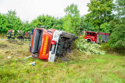 Dramatischer Unfall im Erzgebirge: Feuerwehrauto überschlägt sich - acht Verletzte - Das Feuerwehrfahrzeug kippte bei dem Unfall in Eibenstock auf die Seite.