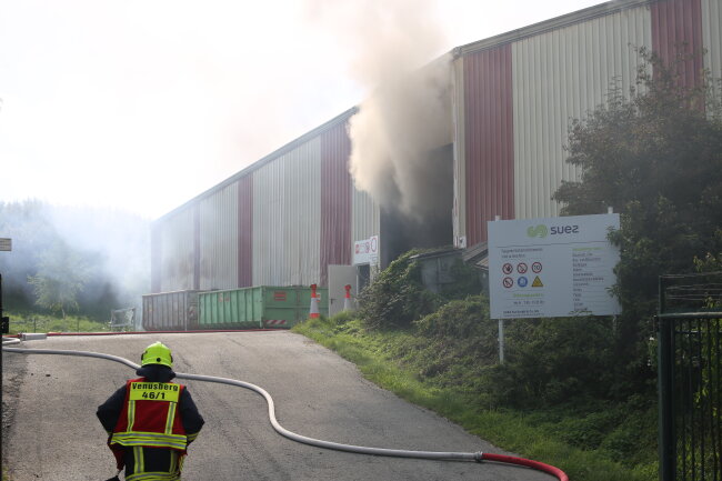 Drebach: Lagerhalle in Brand geraten - 
