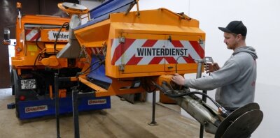 Drebach rüstet sich für Winterdienst - Bauhof-Mitarbeiter Michel Petzold kümmert sich um ein Streugerät, das das Salz aus den Transportbehältern auf der Straße verteilt. 