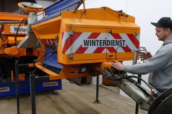 Bauhof-Mitarbeiter Michel Petzold kümmert sich um ein Streugerät, das das Salz aus den Transportbehältern auf der Straße verteilt. 