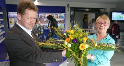 Drebacher Planetarium begrüßt 350.000. Besucher - Als 350.000. Besucherin seit der Einweihung des neuen Planetariums 2001 erhielt Marion Moch von Jens Kandler einen Blumenstrauß. 