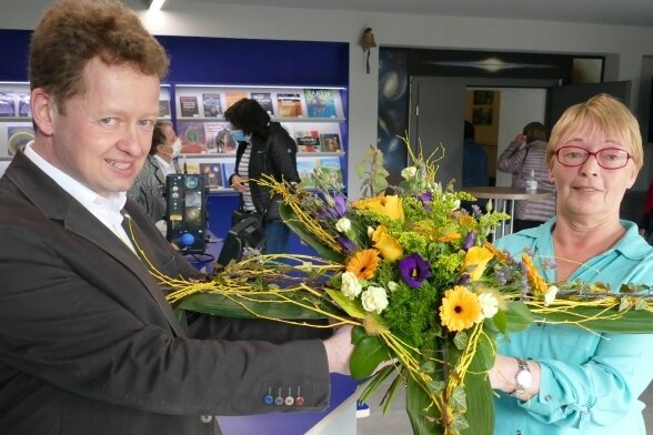 Als 350.000. Besucher seit der Einweihung des neuen Planetariums 2001 erhielt Marion Moch von Jens Kandler einen Blumenstrauß. 