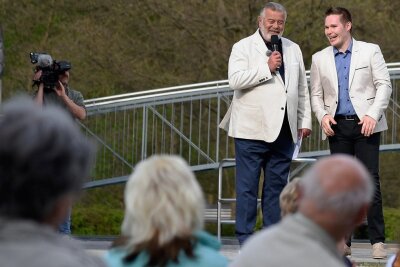 Dreharbeiten für neue Show: TV-Legende Harry Wijnvoord im Vogtland - Sänger Markus Hoffmann (rechts) aus Oelsnitz zusammen mit TV-Legende Harry Wijnvoord bei einer Fernsehaufzeichnung für RTL im Freibad Elstergarten in Oelsnitz. 