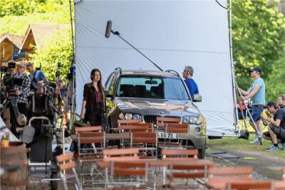 Dreharbeiten für neue ZDF-Serie starten an der Göltzschtalbrücke im Vogtland - Kamera läuft: Julia Hartmann in der Rolle der Anwältin „Mai“, wie sie gerade im Vogtland ankommt.