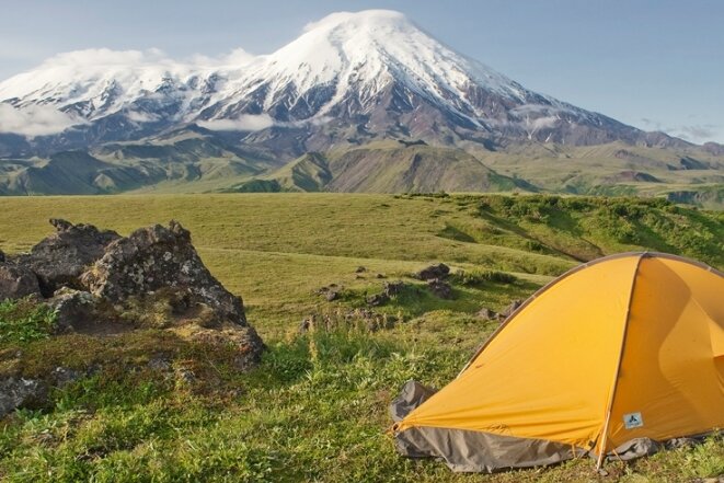 Camping vor malerischer Kulisse in Kamtschatka. Doch Vorsicht ist geboten: Von 160 Vulkanen sind noch 30 aktiv.