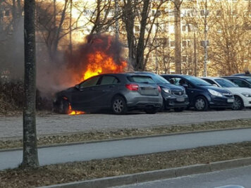 Drei Autos in Chemnitz in Flammen - Zwei Fahrzeuge brannten an der Stollberger Straße.