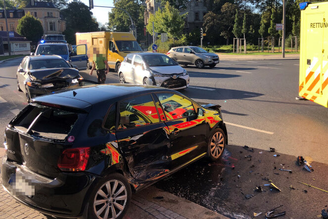 Drei Autos in Unfall verwickelt: Drei Leichtverletzte - In der Nähe der Villa Mocc in Zwickau sind am Dienstagmorgen drei Pkw zusammengestoßen.