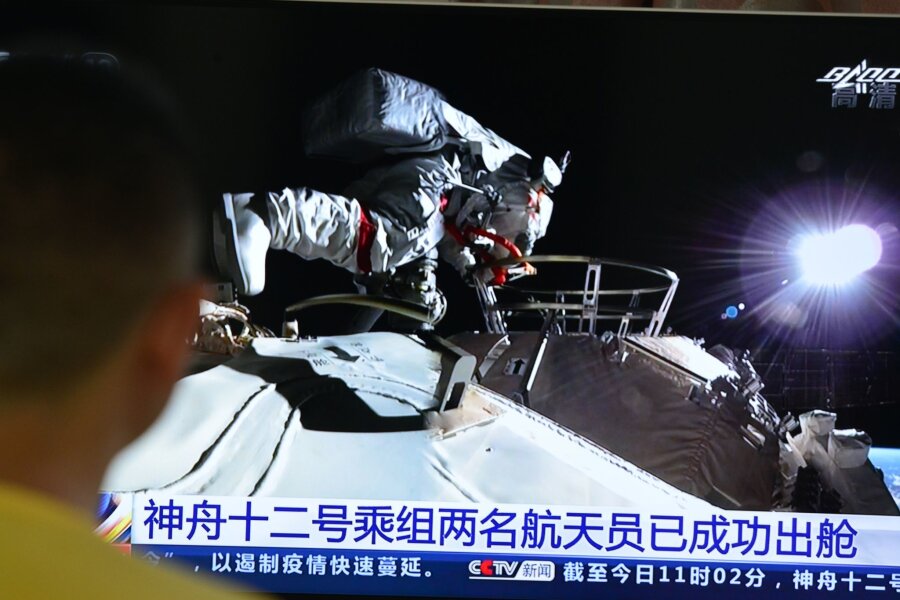 Drei chinesische Astronauten sicher aus All zurück - Ein Mann verfolgt vor dem Fernseher die Live-Übertragung eines Außeneinsatzes an der Raumstation "Tiangong" (Archivbild).