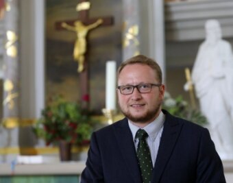 Drei Dörfer bekommen nach fünf Jahren einen neuen Pfarrer - Philipp Körner wird künftig regelmäßig in der Niederlungwitzer Kirche Gottesdienste halten. 