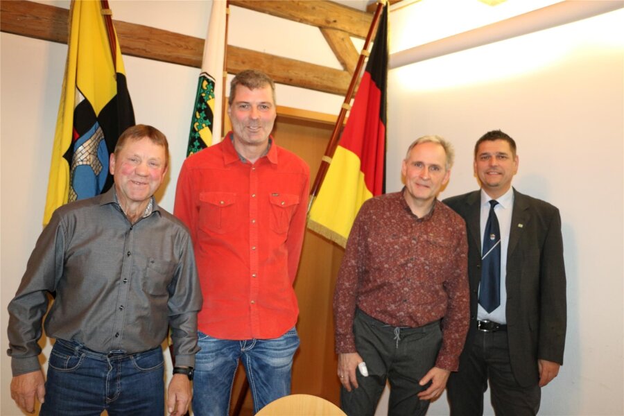 Drei Einwohner erhalten Weischlitzer Bürgerpreis - Rainer Borchert aus Weischlitz, Mike Zöllner aus Tobertitz und Tino Forster aus Geilsdorf haben den Bürgerpreis bekommen. Bürgermeister Steffen Raab gratulierte.
