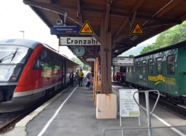 Drei Feste zur Historie und zur Zukunft der Bahn stehen an - Der Bahnhof Cranzahl ist eine der letzten Stationen, in denen ein Fahrdienstleiter seinen Dienst tut. Dies resultiert aus der Verkehrsverbindung von Erzgebirgsbahn und Fichtelbergbahn sowie dem saisonalen Länderverkehr. 
