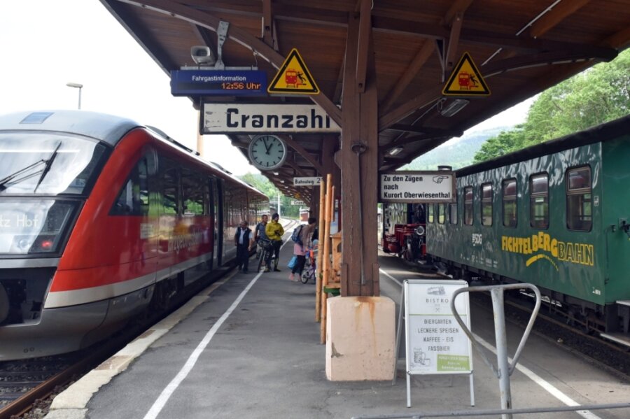 Drei Feste zur Historie und zur Zukunft der Bahn stehen an - Der Bahnhof Cranzahl ist eine der letzten Stationen, in denen ein Fahrdienstleiter seinen Dienst tut. Dies resultiert aus der Verkehrsverbindung von Erzgebirgsbahn und Fichtelbergbahn sowie dem saisonalen Länderverkehr. 