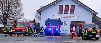 Drei Feuerwehren sorgen für Weihnachtsfreude - Die Ortwehren Lottengrün, Tirpersdorf und Droßdorf vor dem Weihnachtsfreude-Einsatz am vierten Advent. 