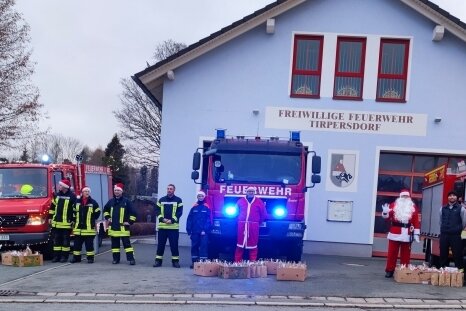 Drei Feuerwehren sorgen für Weihnachtsfreude - Die Ortwehren Lottengrün, Tirpersdorf und Droßdorf vor dem Weihnachtsfreude-Einsatz am vierten Advent. 