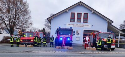 Drei Feuerwehren sorgen für Weihnachtsfreude - Bei Einbruch der Dunkelheit setzten sich die drei Ortsfeuerwehren Tirpersdorf, Lottengrün und Droßdorf in Bewegung. 