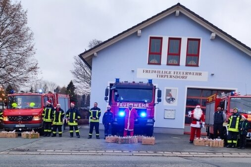 Drei Feuerwehren sorgen für Weihnachtsfreude - Bei Einbruch der Dunkelheit setzten sich die drei Ortsfeuerwehren Tirpersdorf, Lottengrün und Droßdorf in Bewegung. 