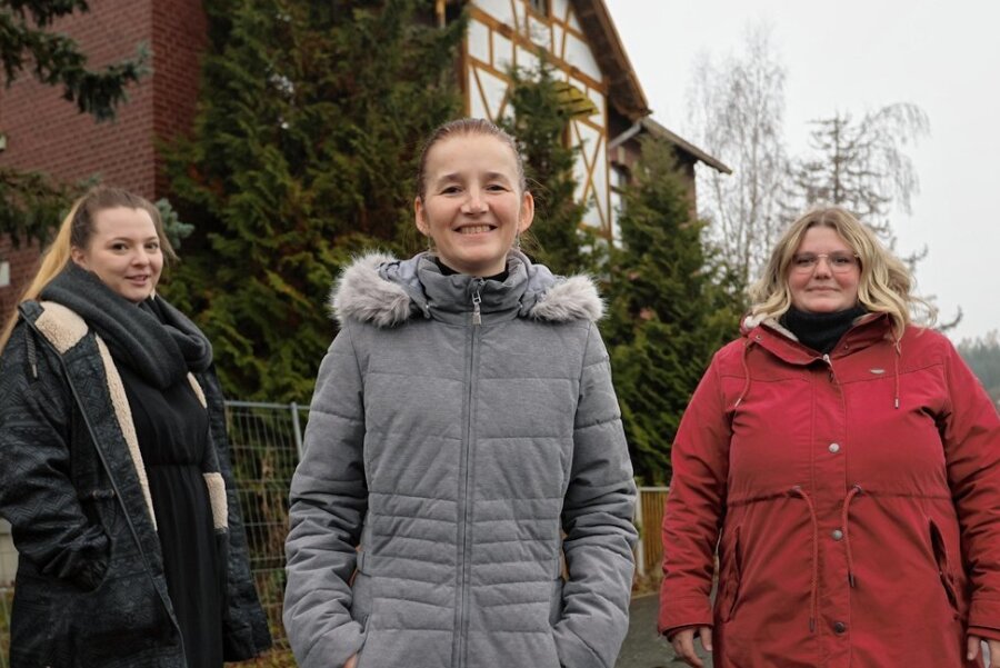 Drei Frauen planen Ausbau für Kinder- und Schulzentrum Reinsdorf - Ulrike Hertel, Kathleen Passin und Katja Brauße (von links) stehen vor dem leeren Wohnhaus an der Gartenstraße. Dieses Haus ist bald Geschichte. 
