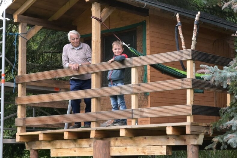 Hans-Jürgen Gläser (81) hat für seinen siebenjährigen Urenkel Erik auf seinem Grundstück in Eibenstock ein Baumhaus gebaut. Geholfen haben dabei die beiden Großväter und der Vater des Jungen. 
