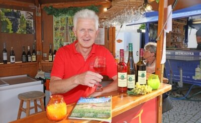 Drei Gläschen bis zur Völkerfreundschaft - Karsten Klose repräsentiert das Weinbaugebiet Saale-Unstrut - und sammelt nebenbei Spenden für die Flutopfer.