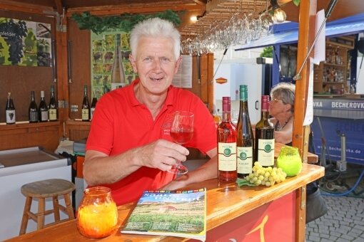 Drei Gläschen bis zur Völkerfreundschaft - Karsten Klose repräsentiert das Weinbaugebiet Saale-Unstrut - und sammelt nebenbei Spenden für die Flutopfer.