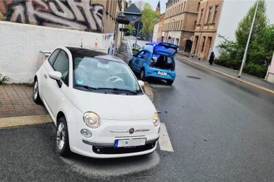 Drei Insassen verletzt nach Unfall in Plauen - An der Kreuzung von Theater- und Dobenaustraße in Plauen hat es am Abend des 1. Mai gekracht. Die Fahrerin im Fiat (vorn) hatte dem VW die Vorfahrt genommen.