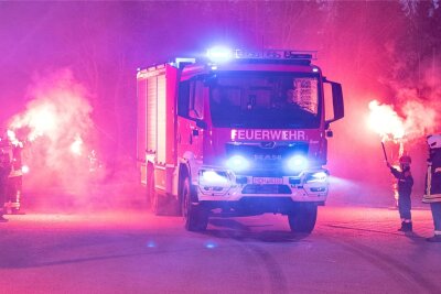 Drei Jahre gewartet: Diese Feuerwehr hat ein neues Löschfahrzeug - Ein eindrucksvoller Empfang wurde dem neuen Tanklöschfahrzeug in Johanngeorgenstadt bereitet.