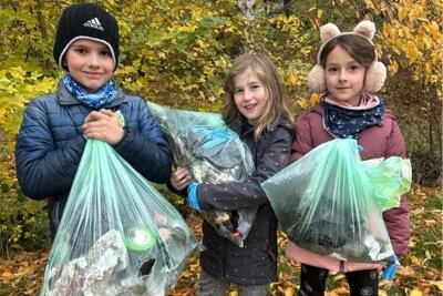 Drei junge Erzgebirger überraschen in Aue mit ihrer spontanen Spielidee - Marvin, Emma und Hannah zogen spontan mit Müllbeuteln los.