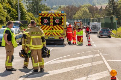 Drei Kinder bei Auffahrunfall auf B 180 im Erzgebirge verletzt - Bei einem Unfall auf der Bundesstraße 180 in Stollberg sind am Sonntag mehrere Personen verletzt worden. Rettungsdienst und Feuerwehr waren im Einsatz.