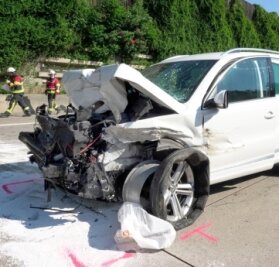 Drei Kinder und zwei Erwachsene schwer verletzt - Ersten Erkenntnissen zufolge war der VW auf das Heck eines Lastwagens aufgefahren. Alle fünf Insassen wurden schwer verletzt ins Krankenhaus gebracht. 