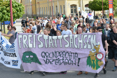 Drei Kundgebungen zum Polizeigesetz - Die Demonstranten zogen durch die Freiberger Innenstadt.