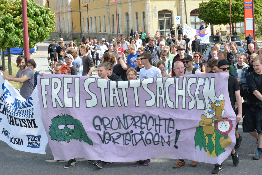 Drei Kundgebungen zum Polizeigesetz - Die Demonstranten zogen durch die Freiberger Innenstadt.