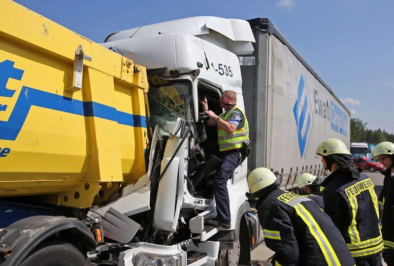 Drei Laster auf A4 und A72 in schwere Unfälle verwickelt - 
