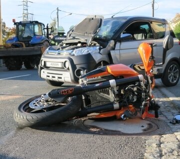 Drei Leichtverletzte bei Unfall auf B 93 - Ein Motorrad und ein Leichtkraftfahrzeug stießen in Silberstraße zusammen. 