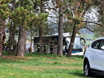 Drei Mädchen sterben bei schwerem Busunfall in der Slowakei - Nach Angaben des slowakischen Innenministeriums ereignete sich der Unfall bei einem Kirchentreffen junger Gläubiger, bei dem der Bus zehn Personen erfasste.