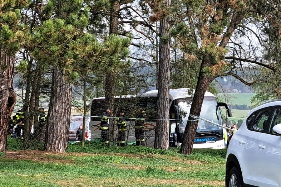 Drei Mädchen sterben bei schwerem Busunfall in der Slowakei - Nach Angaben des slowakischen Innenministeriums ereignete sich der Unfall bei einem Kirchentreffen junger Gläubiger, bei dem der Bus zehn Personen erfasste.