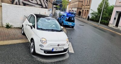 Drei Menschen bei Unfall verletzt - An der Kreuzung Theater-/Dobenaustraße in Plauen hat es am Montagabend gekracht. Die Fahrerin im Fiat (vorn) hatte dem VW die Vorfahrt genommen. 