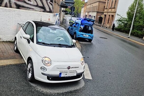 Drei Menschen bei Unfall verletzt - Unfall Plauen vom 1. Mai 2023, ca 18.10 Uhr, Dobenaustraße/TheaterstraßeFahrzeugkennzeichen bereits gepixelt.An der Kreuzung Theater-/Dobenaustraße in Plauen hat es am Montagabend gekracht. Die Fahrerin im Fiat (vorn) hatte dem VW die Vorfahrt genommen. 