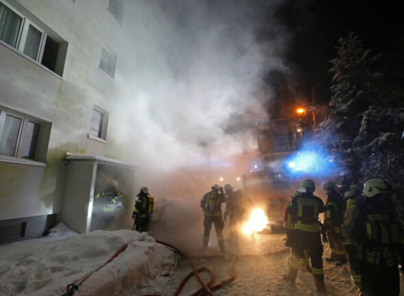Gegen 1.30 Uhr war es im Keller eines Mehrfamilienhauses an der Altenburger Straße zum Brand gekommen.