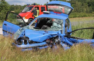 Drei Menschen tot: Unfallfahrer zu Haftstrafe verurteilt - Das Wrack des VW Polo nach der Kollision auf der S 275.