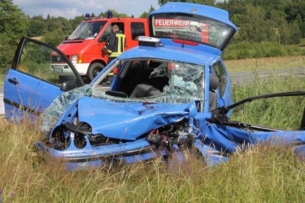 Drei Menschen tot: Unfallfahrer zu Haftstrafe verurteilt - Das Wrack des VW Polo nach der Kollision auf der S 275.