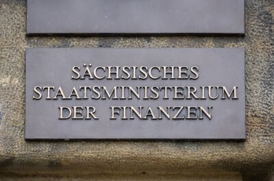 Drei Millionen von Sponsoren für Aktivitäten des Freistaates - Ein Schild mit der Aufschrift "Sächsisches Staatsministerium der Finanzen" ist am Eingang des Gebäudes angebracht.