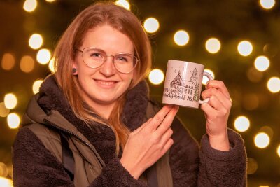 Drei Monate vor Weihnachten: Stadt Plauen sucht neues Motiv für Glühweintassen - Wiebke Knüpfer aus Plauen hat die Weihnachtsmarkttasse 2023 entworfen. Dieses Jahr wird das Motiv für 2024 gesucht.