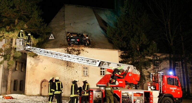 Rettungseinsatz für Skoda-Fahrer im Kirchendach