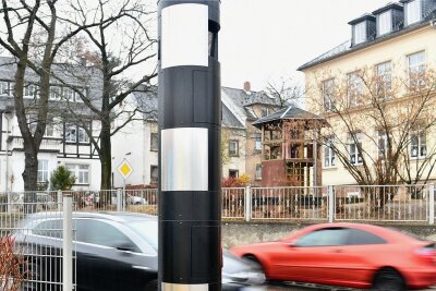 Drei neue Blitzer: Wo Autofahrer künftig in Freiberg aufpassen müssen - Gegenüber der Pestalozzi-Grundschule (rechts) soll an der Anton Günther-Straße wieder ein Blitzer aufgebaut werden. Der Vorgänger (hier im Bild) hatte in vier Jahren 28.800 Temposünder ertappt. 