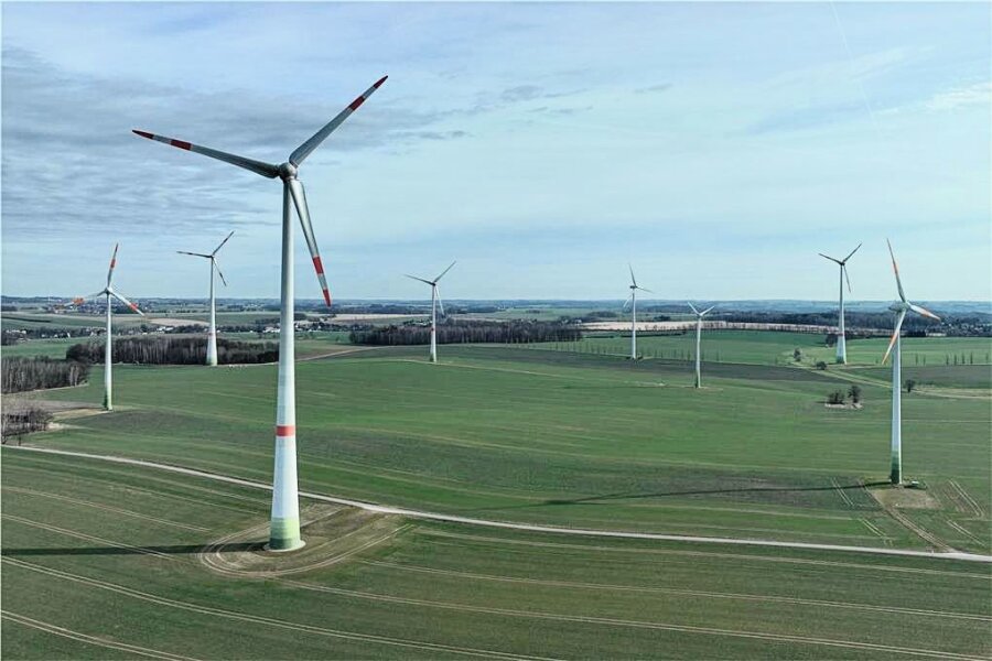 Drei neue Windräder sollen sich bei Erlau drehen - Blick auf Windkraftanlagen zwischen Erlau und Crossen. In dem Windpark sollen weitere Windräder errichtet werden.