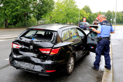 Drei Personen bei Auffahrunfall in Chemnitz verletzt - Bei einem Unfall auf der Leipziger Straße in Chemnitz sind am Samstagmorgen drei Personen verletzt worden.