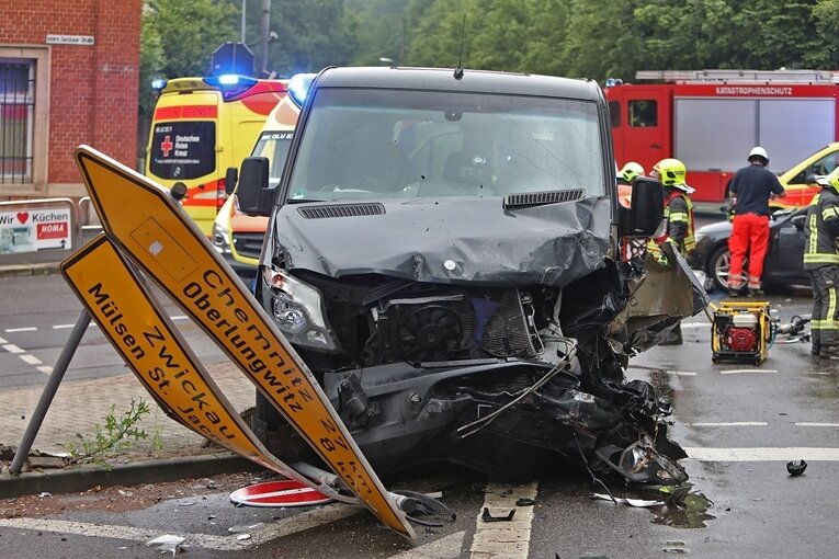 Drei Schwerverletzte bei Unfall auf B 173 in Lichtenstein - 